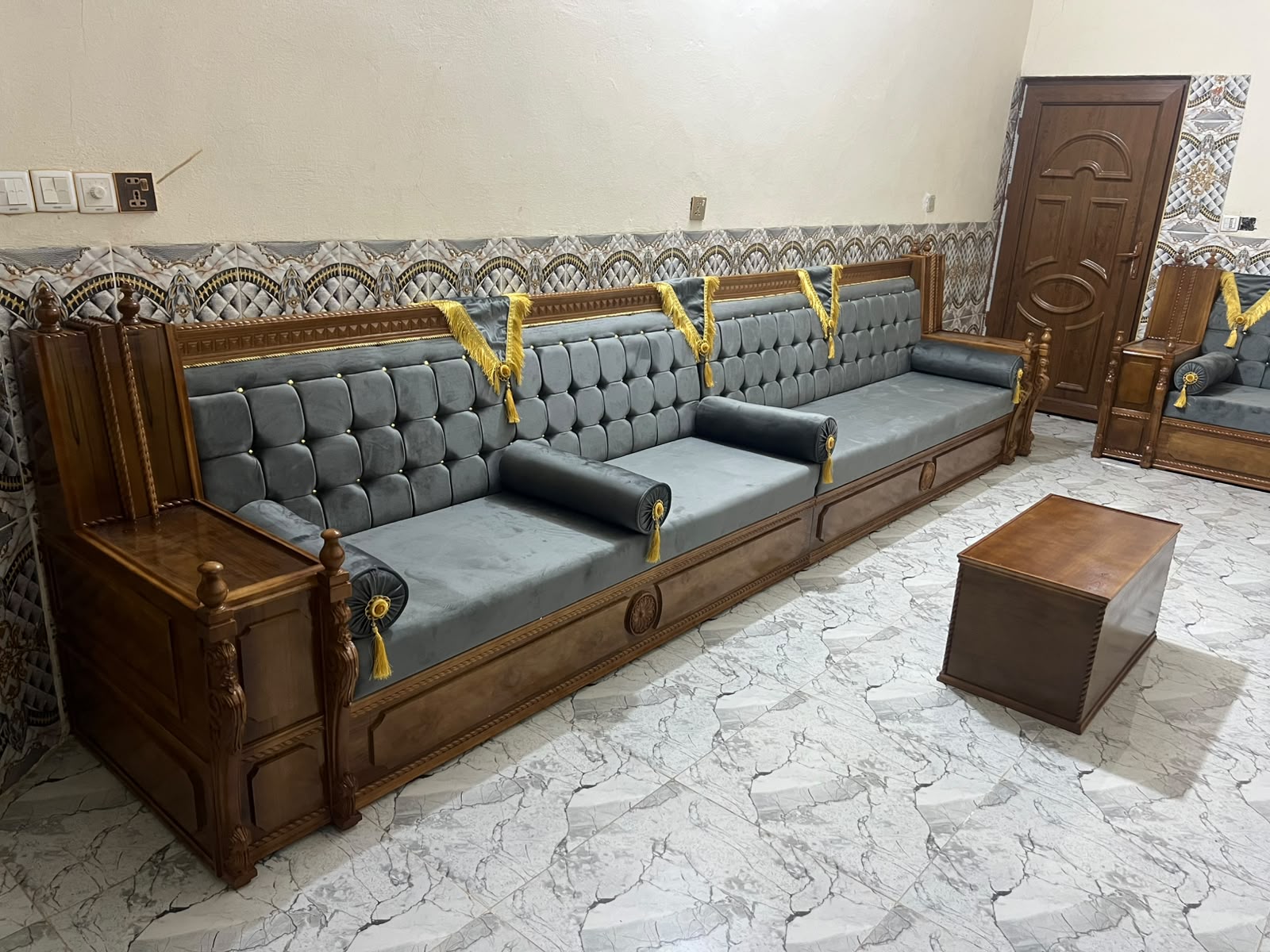 ديوان ملكي — رمادي غامق